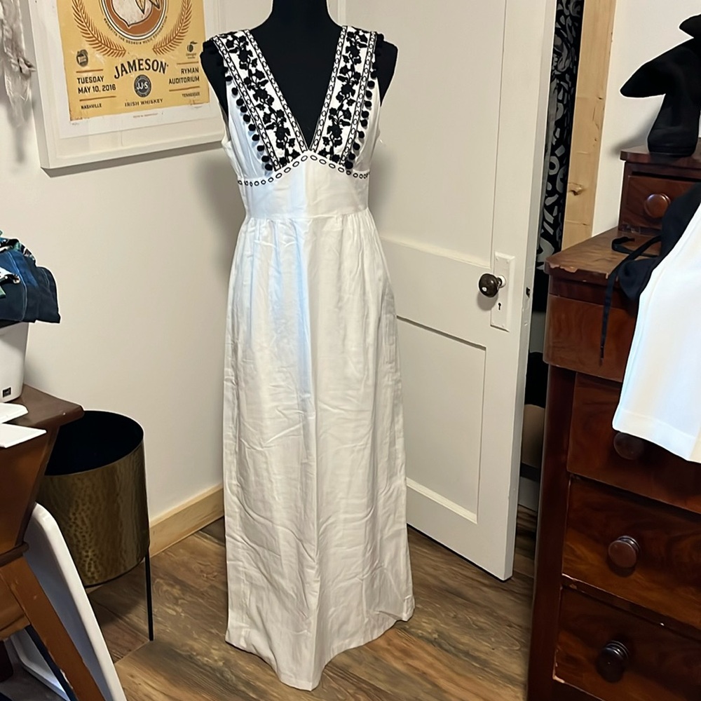 NWT Beautiful white J.Crew maxi size 2 with black embroider detail